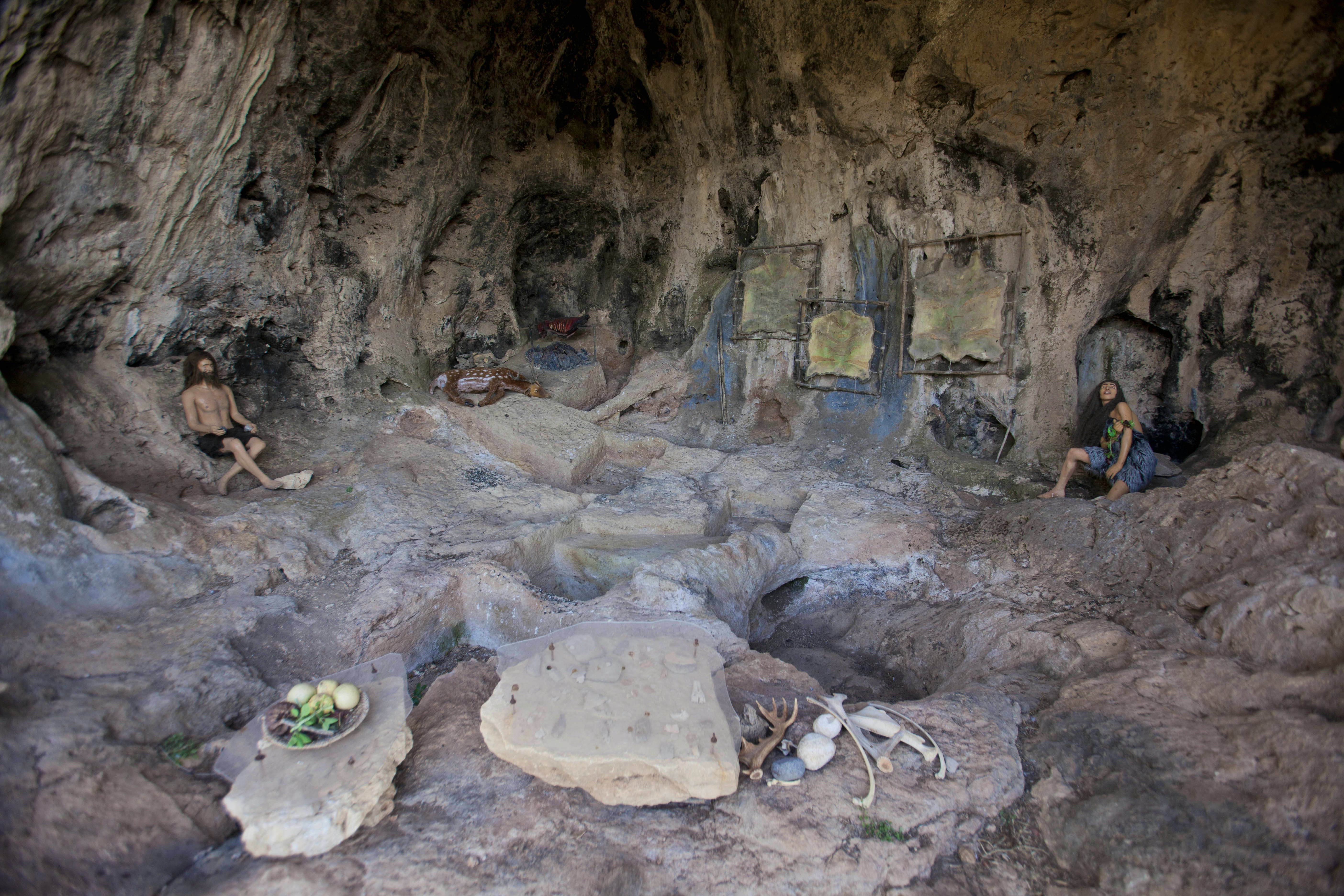 Ancient cave. Камни в пещере. Древние люди в пещере. Пещера каменный век. Пещерные жилища древних людей.