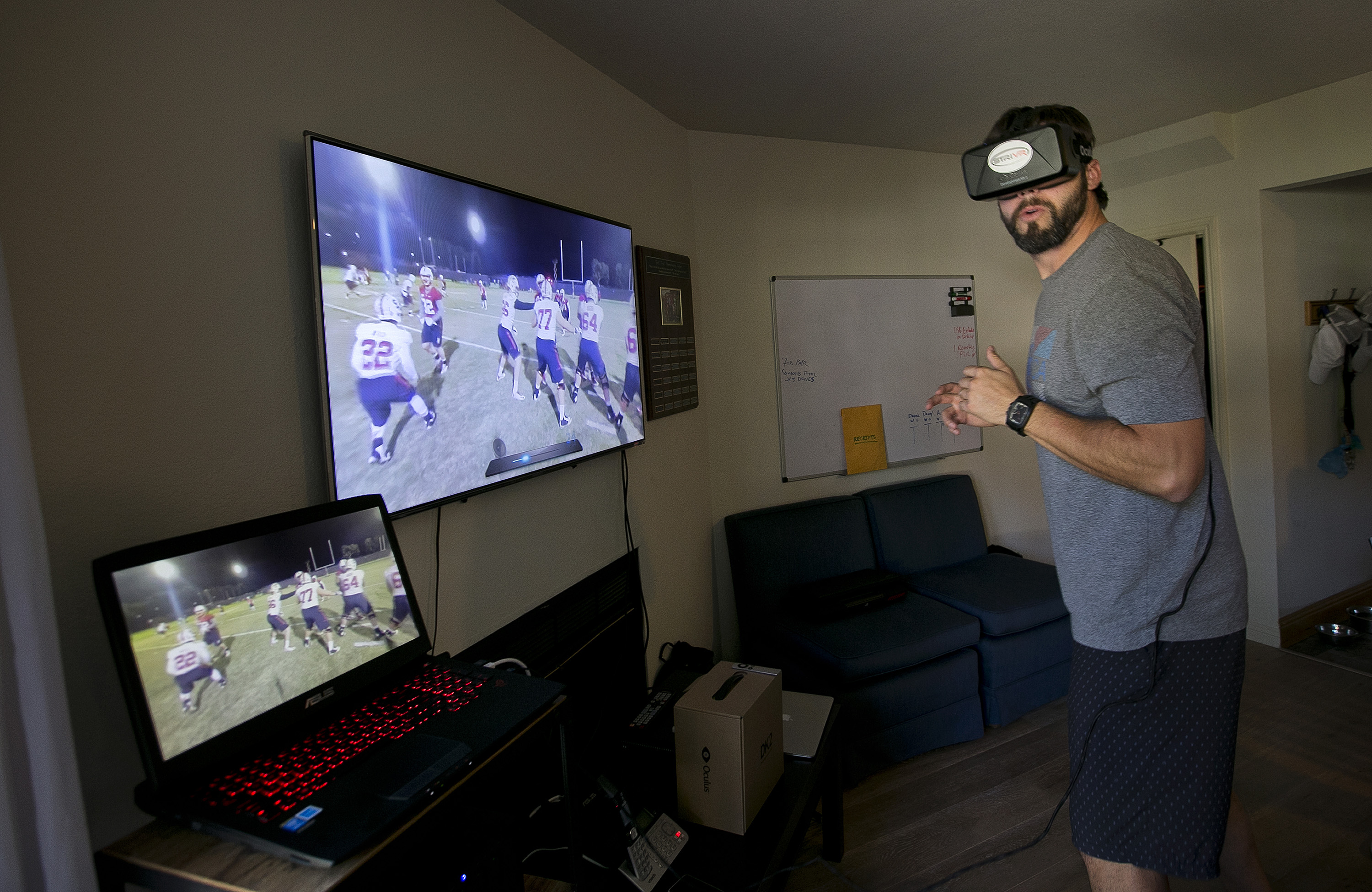 Newsela Virtualreality football taking the field with NFL and college players