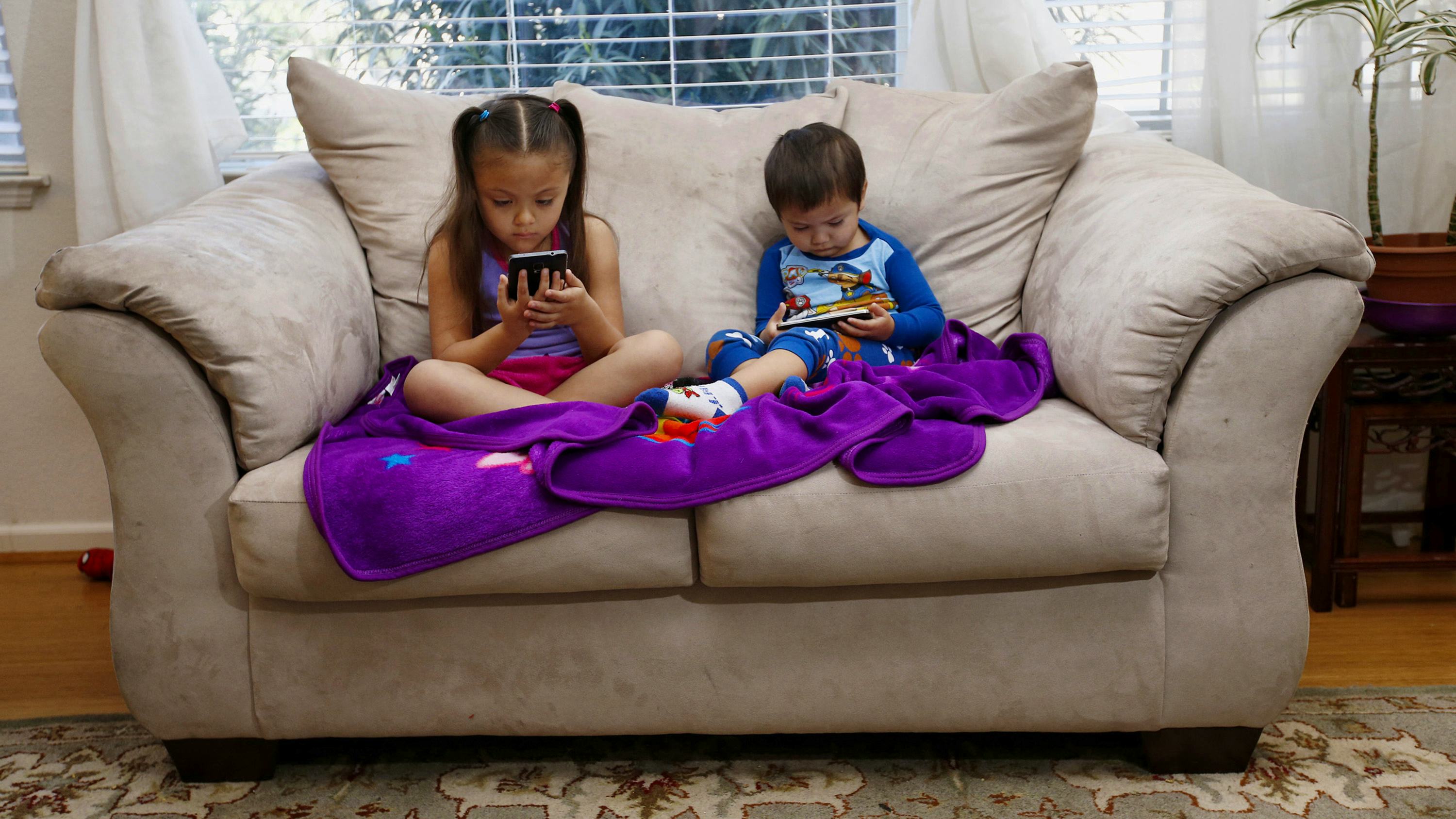 Newsela - What big-screen TV? Kids are more entertained by their smartphones