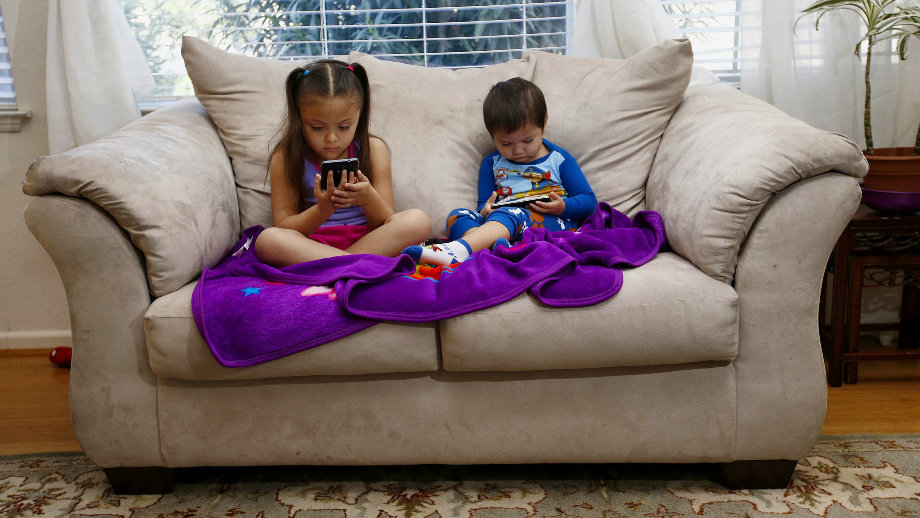Newsela - What big-screen TV? Kids are more entertained by their smartphones Newsela - What big-screen TV? Kids are more entertained by their smartphones