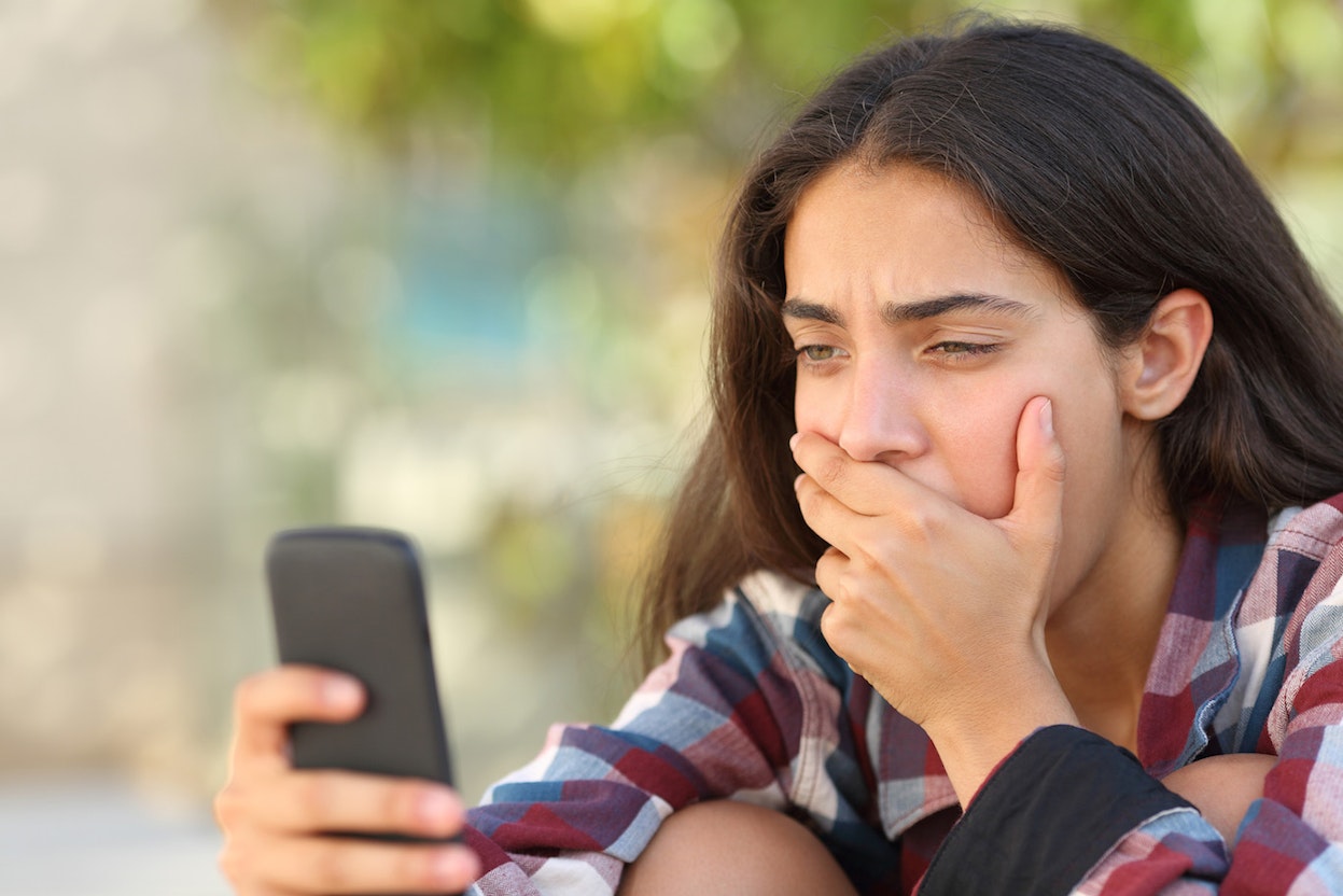 research offers mixed messages on social media's effects on adolescents