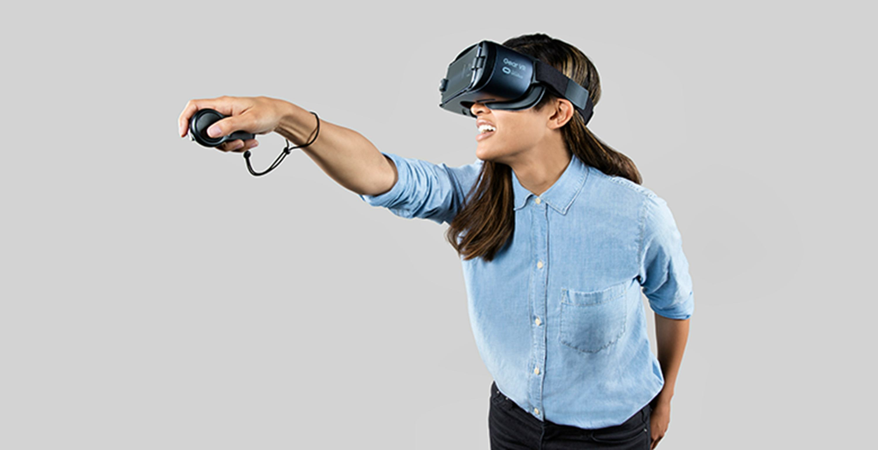 Виар трансов. Девушка в шлеме виртуальной реальности. Человек в виртуальных очках. Девушка в VR шлеме. Виртуальная реальность дети.