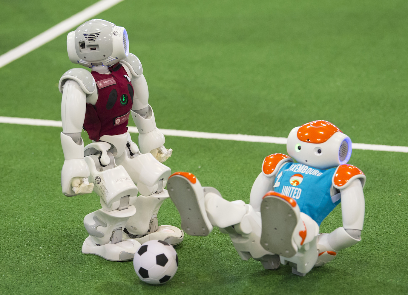 Роботы играют в футбол. Робот "футболист". Робототехника для детей.