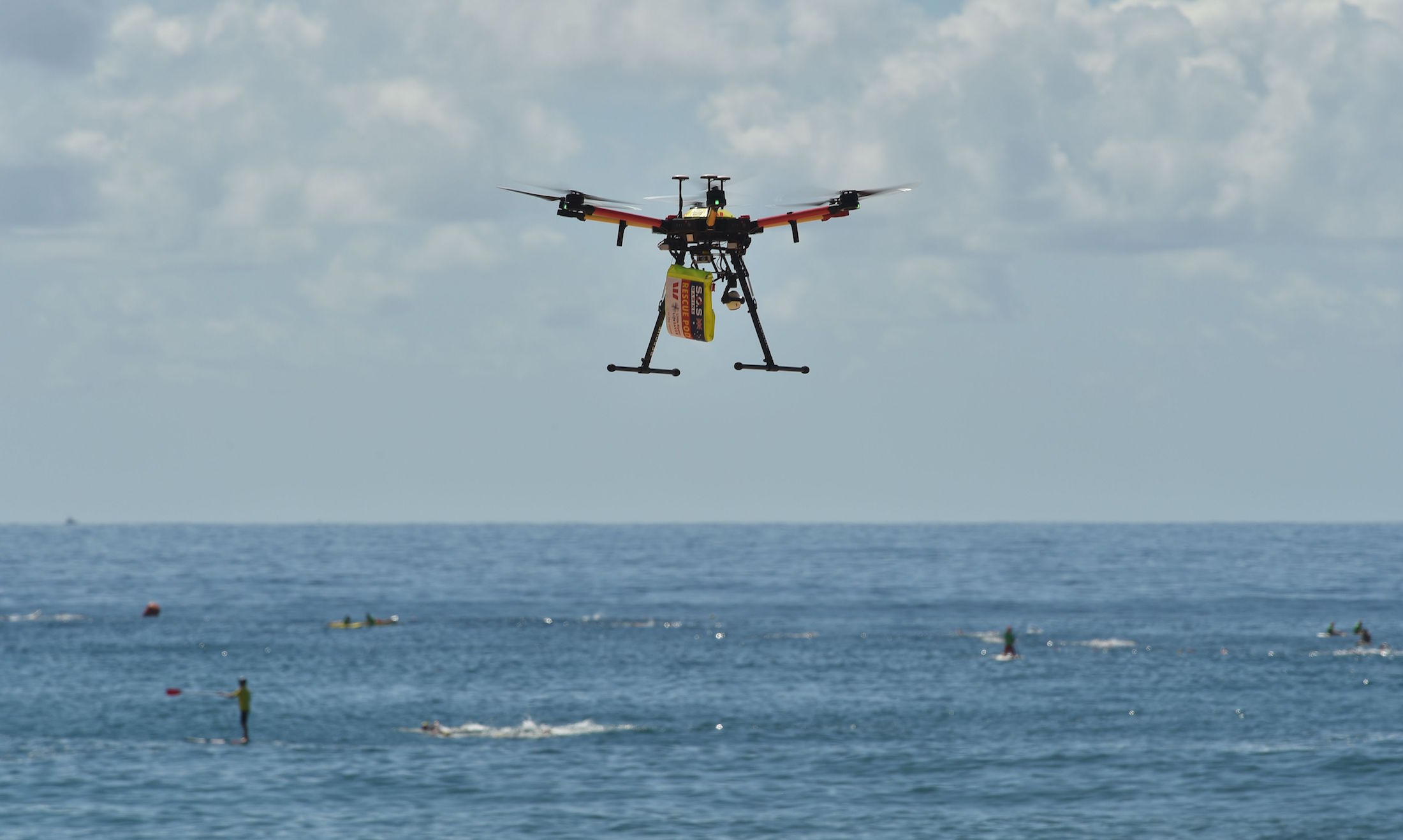 Квадрокоптер в небе. Water drone. Sea drone. Sea drone. Дрон над водой.