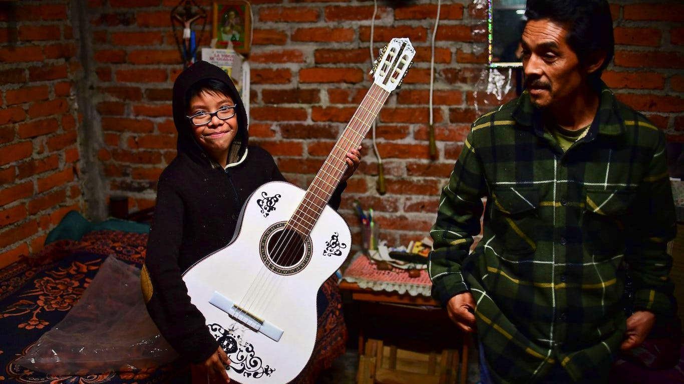 Newsela - Popular película de Disney ha aumentado la demanda de guitarras  en México
