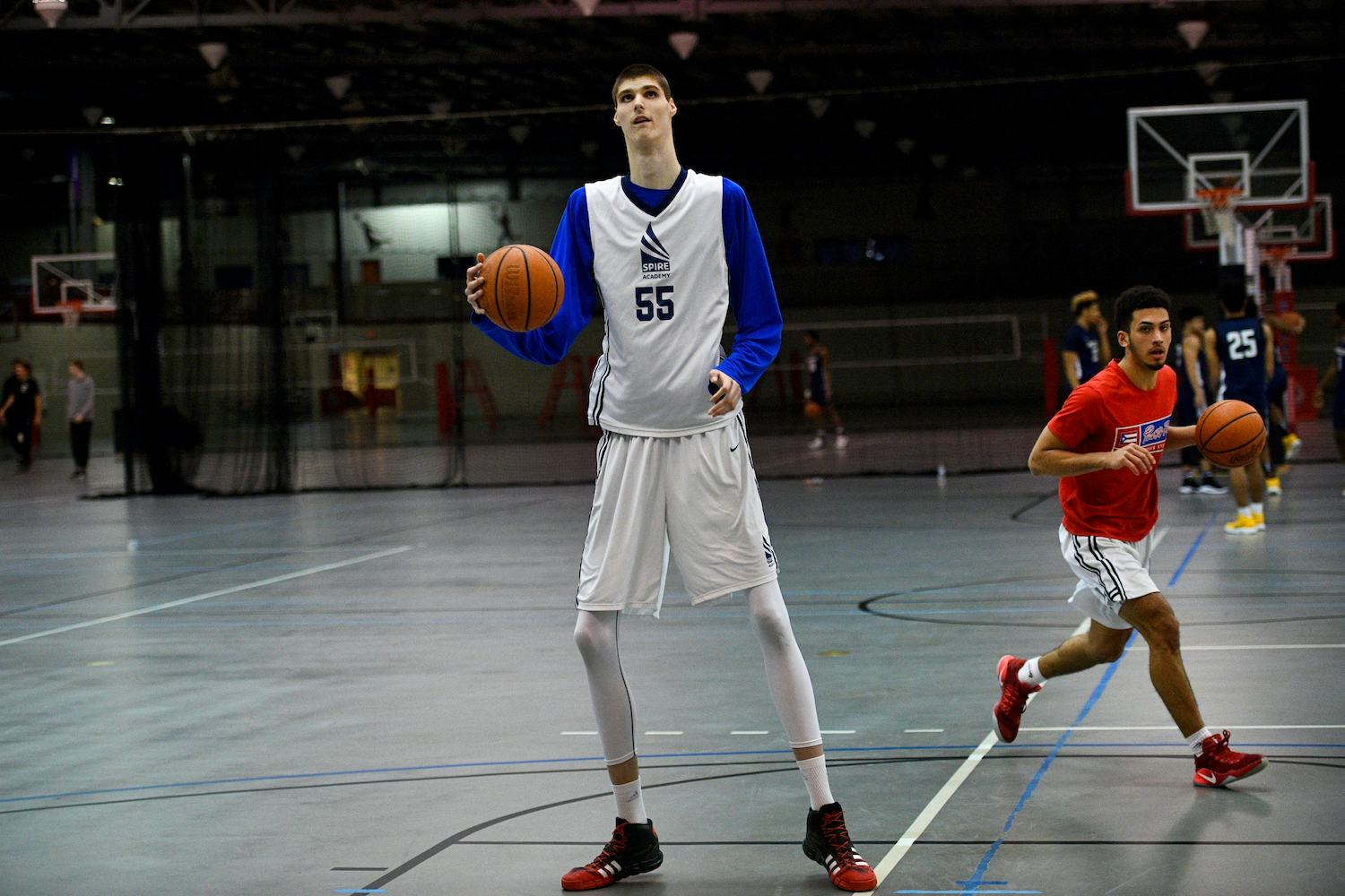 Newsela Robert Bobroczky is 7 feet 7 inches and can dunk without trying